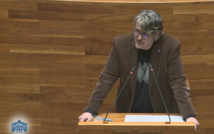 El portavoz de IU-Convocatoria, Xabel Vegas, durante su intervención este viernes en la Junta General.