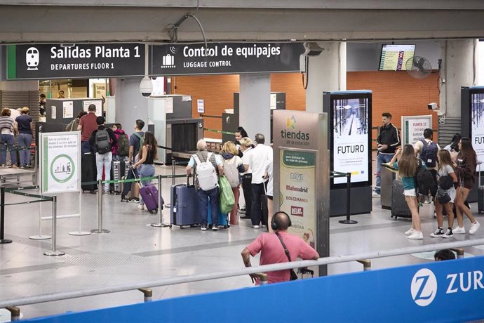 Archivo - Varias personas con maletas en la estación de Atocha-Almudena Grandes