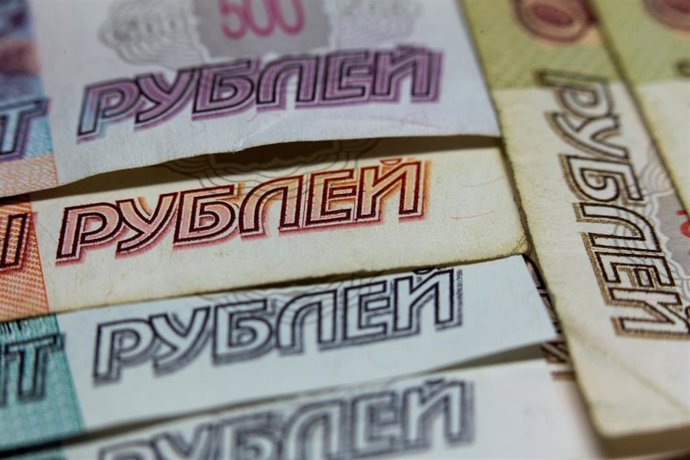 Archivo - FILED - 16 December 2014, Schwerin: Russian ruble banknotes are seen on display. Photo: Jens Büttner/dpa-Zentralbild/dpa