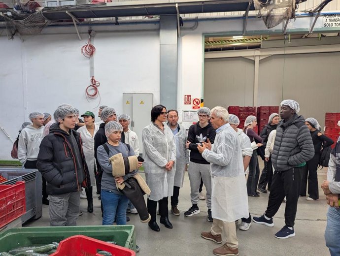Alumnos visitan el Grupo SCA en Castell de Ferro, en Granada.