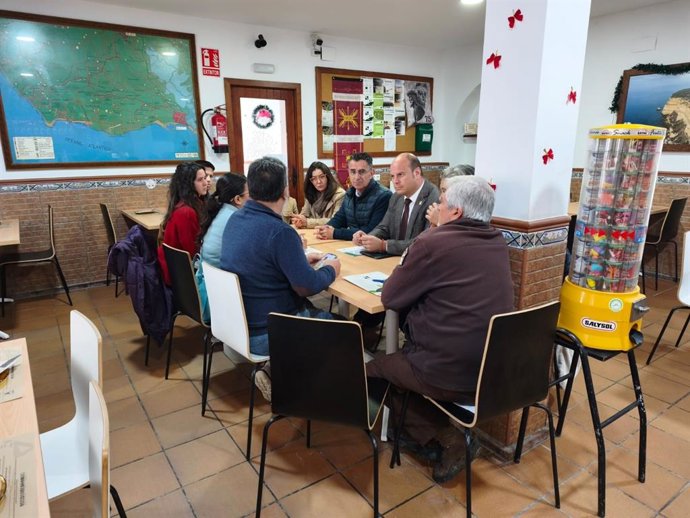 El delegado territorial de Sostenibilidad y Medio Ambiente de la Junta de Andalucía en Cádiz, Óscar Curtido, y el alcalde de Barbate, Miguel Molina, en la reunión de seguimiento de la custodia del Parque Natural de La Breña y Marismas del Barbate