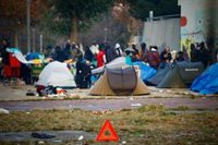 La Urbana de Badalona (Barcelona) insta a desalojados del B9 a abandonar la plaza en la que acampan