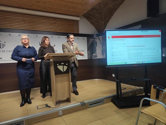 La diputada del OARGT de la Diputación de Cáceres, María Toscano, junto a responsables del organismo en una rueda de prensa