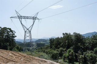 Archivo - Una línea de alta tensión en Gatika, a 25 de junio de 2025, en Gatika, Vizcaya