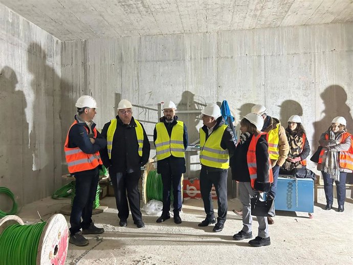El consejero de Sanidad, Alejandro Vázquez, visita las obras de la Unidad Satélital de Radioterapia de Palencia.