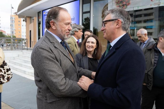 El portavoz del Grupo Parlamentario Vox en Andalucía, Manuel Gavira (derecha), junto al presidente de la FOE, José Luis García-Palacios.