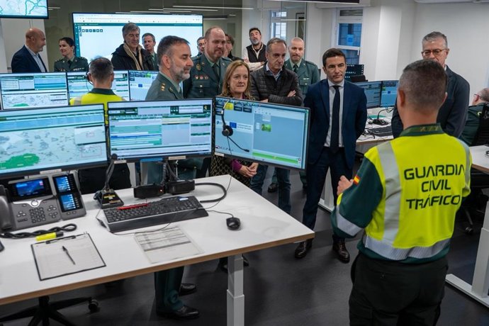 El delegado del Gobierno, Pedro Casares, y la consejera de Seguridad, Isabel Urrutia, entre otras autoridades, visitan el Centro Operativo Complejo (COC) de la Guardia Civil de Cantabria