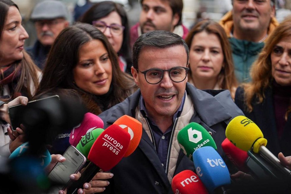 El candidato del PSOE a la Presidencia de la Junta de Extremadura, Miguel Ángel Gallardo, atiende a los medios en Villanueva de la Serena