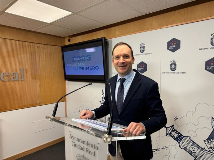 El concejal de Hacienda del Ayuntamiento de Ciudad Real y portavoz del equipo de Gobierno, Guillermo Arroyo, en rueda de prensa.
