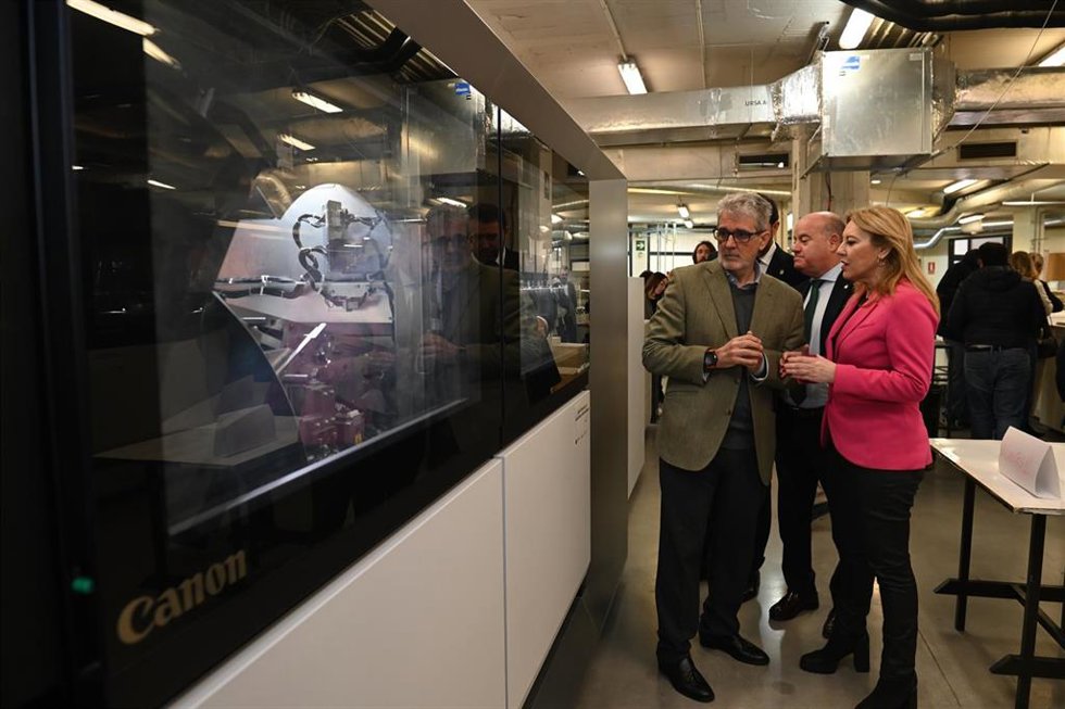 Archivo - La consejera de Economía y portavoz del Gobierno andaluz, Carolina España (d), durante la visita las instalaciones de IC Grupo.