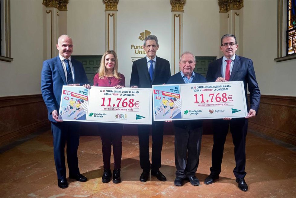 La presidenta de Adein, Cristina Martín, y el presidente de Amfremar, Fernando Gutiérrez, reciben la recaudación en un acto con el presidente de la Fundación Unicaja, José M. Domínguez, el director general de la fundadción y un delegado de El Corte Ingl