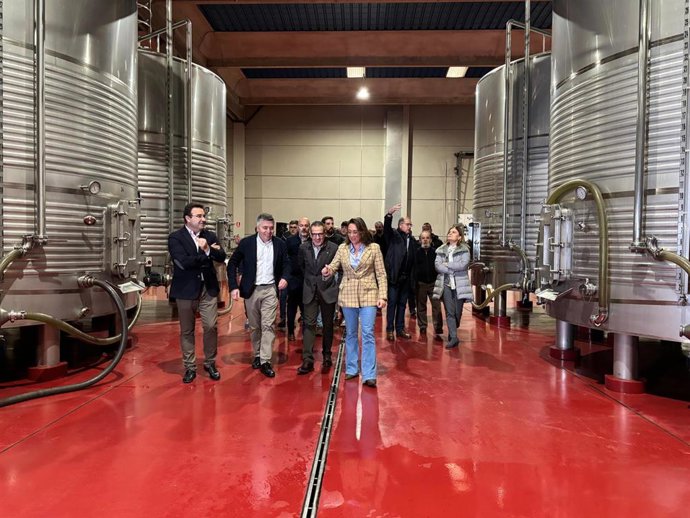 La consejera de Agricultura, Ganadería y Desarrollo Rural, María González Corral, visita la cooperativa Cocope, en Peñafiel (Valladolid)