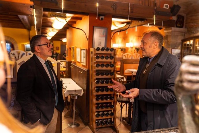 Archivo - El conseller d'Empresa i Treball de la Generalitat, Miquel Sàmper, en un establiment centenari