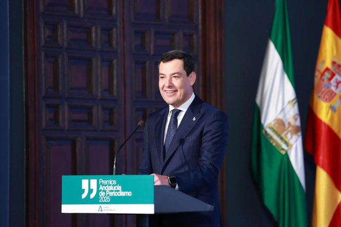 El presidente de la Junta de Andalucía, Juanma Moreno, interviene en el acto de entrega de los Premios Andalucía de Periodismo en su cuadragésima edición. A 19 de diciembre en Sevilla (Andalucía, España). El Premio Andalucía de Periodismo es un galardón a