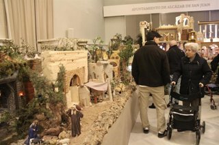 Archivo - Usuarios del Sepap de Alcázar de San Juan visitan un Belén.