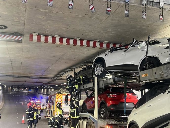 Trailer cargado de coches atrapado en el túnel de Bailén, en Madrid.