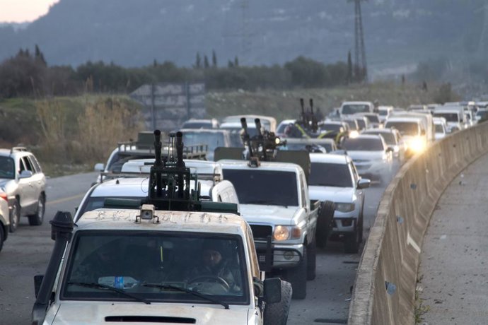 Archivo - LATAKIA (SYRIA), March 7, 2025  -- Syrian security forces are seen on the Tartous-Latakia highway in Latakia province, northwestern Syria, on March 7, 2025. Syrian security forces on Friday launched a major operation against Qardaha, the hometow