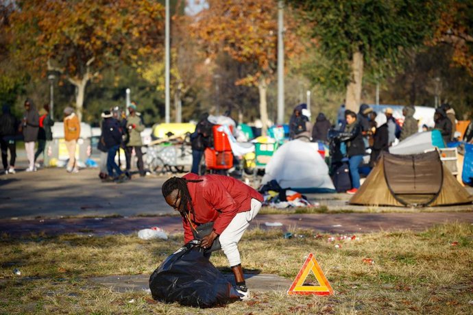 Varias personas desalojadas del instituto B9 de Badalona acampan en los alrededores, a 18 de diciembre de 2025, en Badalona, Barcelona, Catalunya (España).