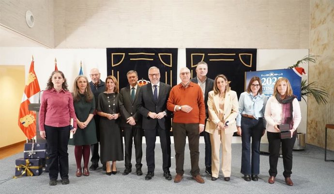 El presidente de las Cortes de Castilla y León, Carlos Pollán, preside la entrega de nueve distinciones a funcionarios que o bien han cumplido 15, 25 o 35 años en la institución