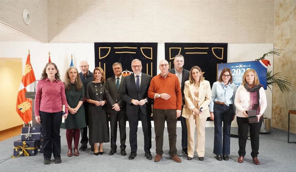 El presidente de las Cortes de Castilla y León, Carlos Pollán, preside la entrega de nueve distinciones a funcionarios que o bien han cumplido 15, 25 o 35 años en la institución