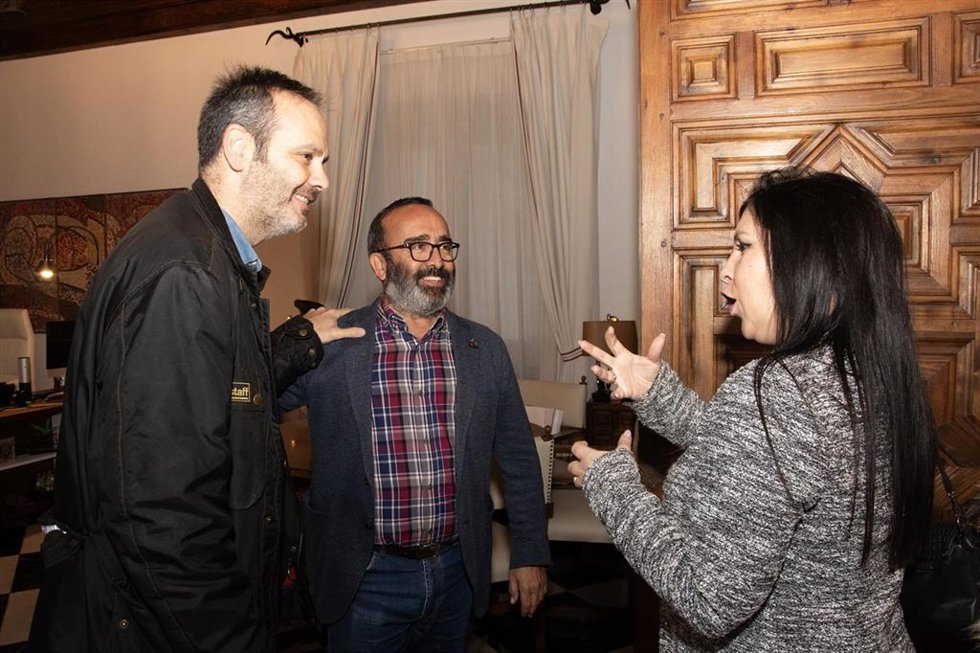 El presidente de Fexas, José Manuel Cercas, y el presidente de la Diputación de Cáceres, Miguel Ángel Morales, junto a la intérprete de signos
