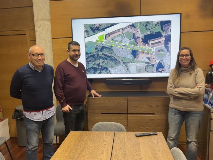 El primer teniente de alcalde, Javier Rodríguez, junto a Juan Carlos Álvarez y Leire Gabilondo, técnicos municipales.