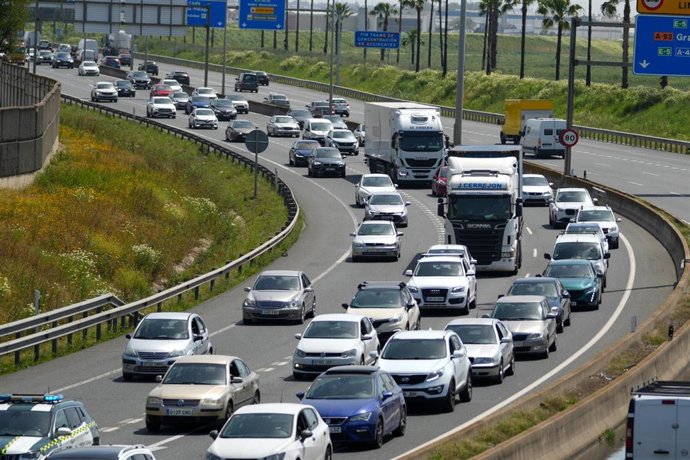 Archivo - Vehículos circulan en la salida de Sevilla.