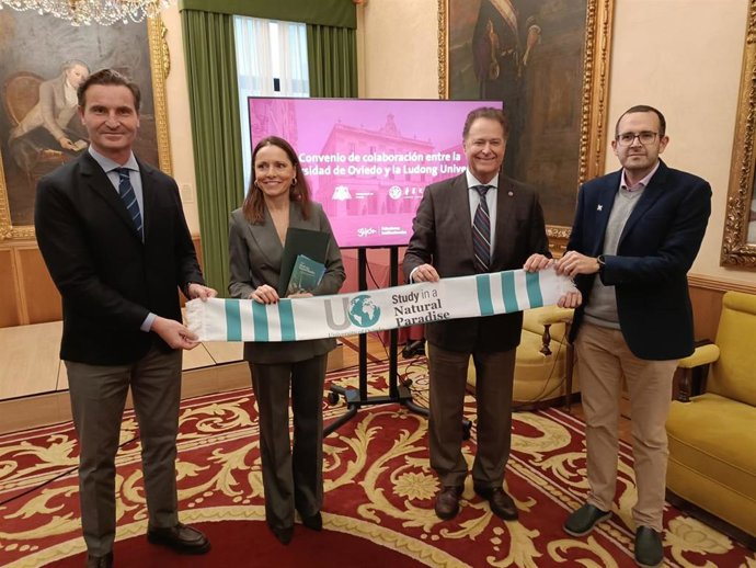 Presentación convenio de intercambio entre la Universidad de Oviedo y la de Ludong (China), en el Ayuntamiento de Gijón.