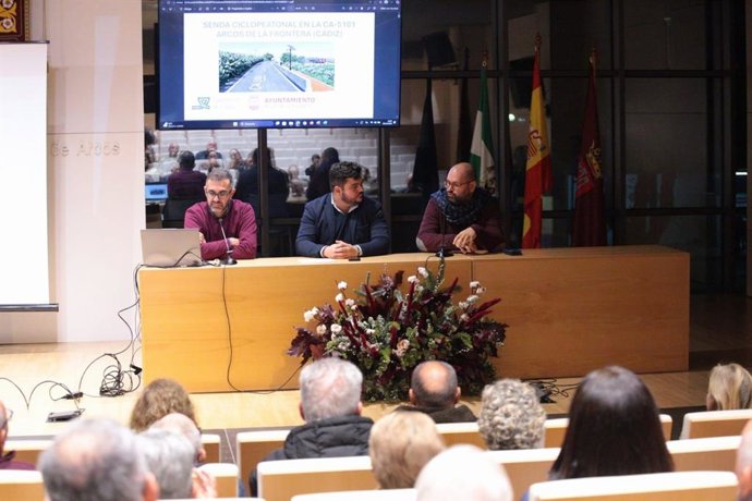 El responsable del Área de Cooperación de la Diputación de Cádiz, Javier Bello, y el alcalde de Arcos, Miguel Rodríguez, en una reunión informativa sobre obras de mejora de la carretera de Jadramil.