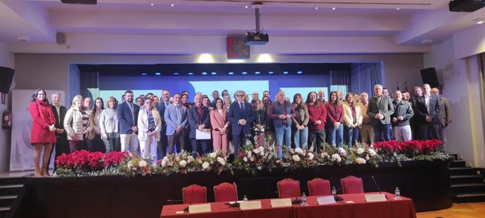 Fuentes (centro), posa con los alcaldes de los municipios firmantes de los convenios de ayuda a domicilio.