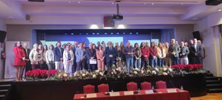 Fuentes (centro), posa con los alcaldes de los municipios firmantes de los convenios de ayuda a domicilio.