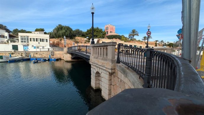 El puente de Sa Colàrsega, en el puerto de Ciutadella.