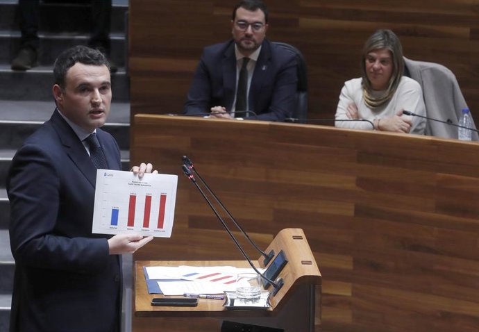 El consejero de Hacienda, Guillermo Peláez, durante el Pleno de este viernes en la Junta General.