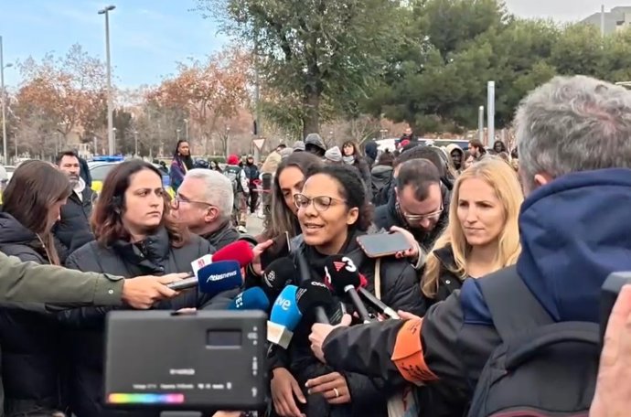 La diputada de los Comuns en el Congreso Viviane Ogou en declaraciones en Badalona (Barcelona)