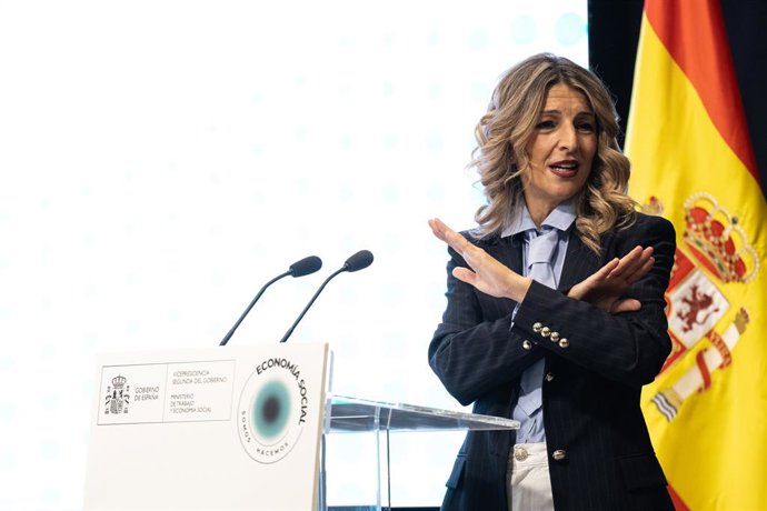 La vicepresidenta segunda y ministra de Trabajo y Economía Social, Yolanda Díaz, durante una rueda de prensa, en el Ministerio de Trabajo y Economía Social, a 19 de diciembre de 2025, en Madrid (España). Díaz ha presentado la nueva herramienta para dar ma
