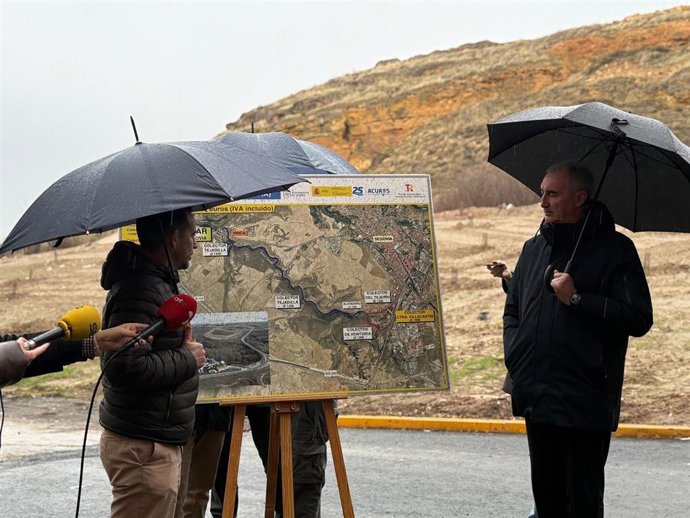 El alcalde de Segovia, José Mazarías, en una visita al colecto de la Tejadilla en Segovia.