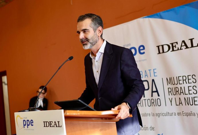 El consejero de Agricultura, Pesca, Agua y Desarrollo Rural de la Junta de Andalucía, durante su intervención en un desayuno informativo organizado por el diario 'Ideal' en Adra (Almería).