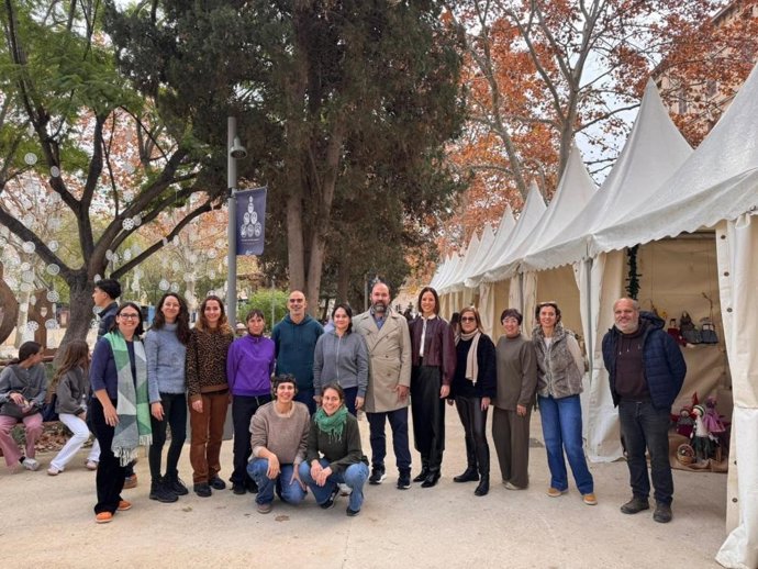 Pimera edición de la feria artesana de Navidad en el jardín del Centro Cultural la Misericòrdia