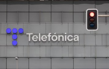 Archivo - Un semáforo en rojo frente a la sede de Telefónica, a 28 de noviembre de 2023, en Madrid (España). 