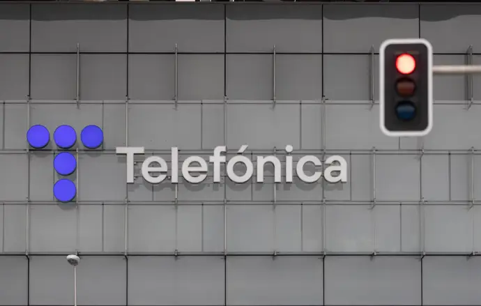 Archivo - Un semáforo en rojo frente a la sede de Telefónica, a 28 de noviembre de 2023, en Madrid (España).