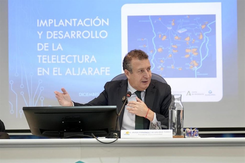 El presidente de la Diputación de Sevilla y de Aljarafesa, Javier Fernández, preside el acto de presentación del inicio del despliegue del proyecto de telelectura de contadores de agua.