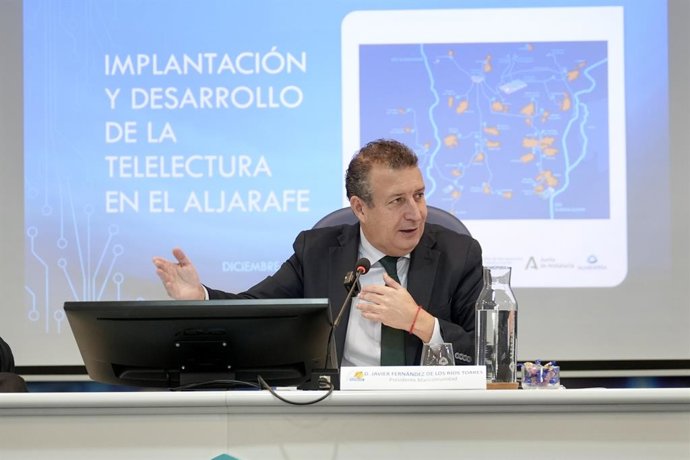 El presidente de la Diputación de Sevilla y de Aljarafesa, Javier Fernández, preside el acto de presentación del inicio del despliegue del proyecto de telelectura de contadores de agua a 19 de diciembre del 2025 en Sevilla. España