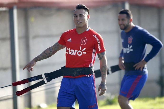 Futbol, entrenamiento de Universidad de Chile. El seleccionado chileno Eduardo Vargas entrena junto a Universidad de Chile en el CDA de Santiago, Chile. 21/07/2016 Andres Pina/Photosport********  Football, Universidad de Chile's training session. Chilean