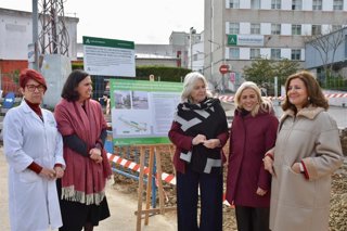 La delegada de la Junta de Andalucía en la provincia de Cádiz, Mercedes Colombo, en una visita a las obras de una nueva parada de autobús en el Hospital de Jerez