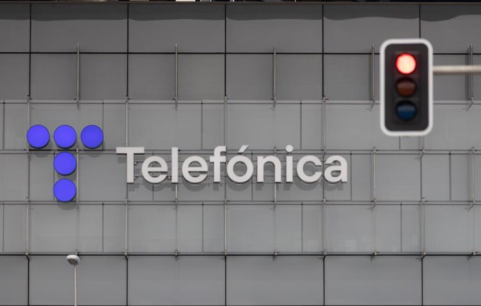 Archivo - Un semáforo en rojo frente a la sede de Telefónica, a 28 de noviembre de 2023, en Madrid (España). Telefónica ha trasladado a los sindicatos mayoritarios (UGT, CCOO y Sumados-Fetico) la propuesta de aplicar un Expediente de Regulación de Empleo 
