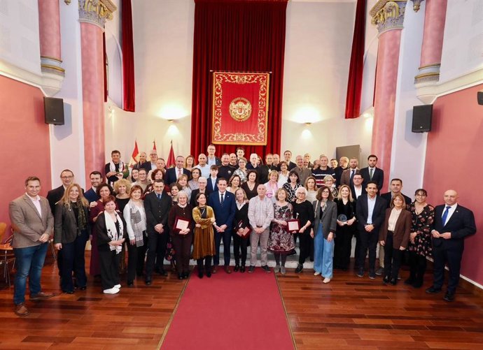Foto de familia de los representantes políticos de la Diputación con los funcionarios homenajeados.