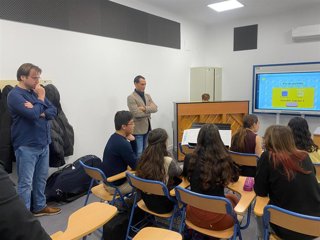 El delegado de Desarrollo Educativo, Francisco José Solano (c), en el Conservatorio Profesional de Música Ramón Garay.
