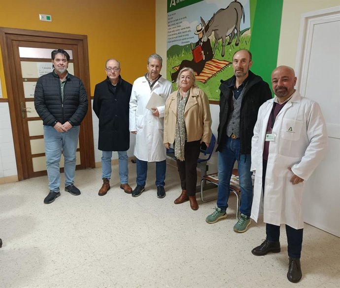 Visita de la delegada de Sanidad de la Junta en Huelva, Manuela Caro, al centro de salud de Moguer (Huelva).
