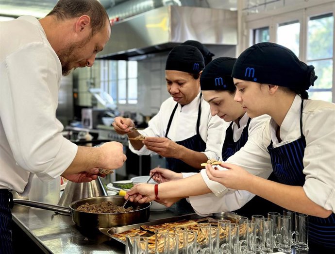 Archivo - Un cocinero y estudiantes de la FP de Cocina.