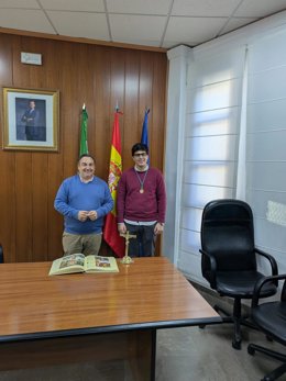 Eduardo Martos, a la izquierda en la imagen, junto al que será su sustituto en la alcaldía de Cogollos de Guadix, Andrés Cáceres, que tomaba posesión como concejal recientemente